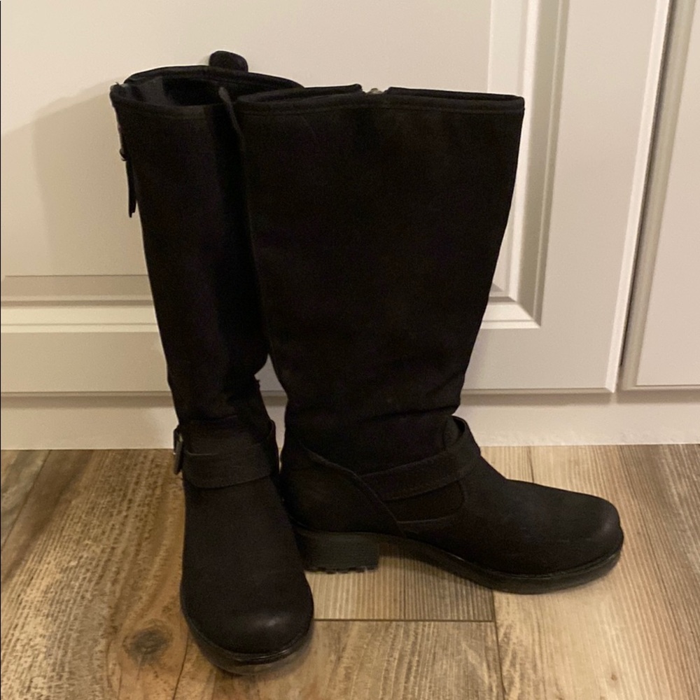 7M White Mountain Black Heeled Boots with Textured Finish